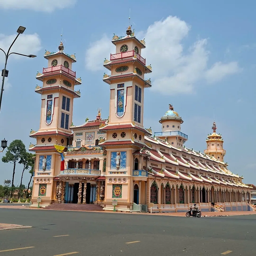 Tòa Thánh Cao Đài Tây Ninh — điểm tham quan tâm linh trên hành trình của Tuấn Phương Car