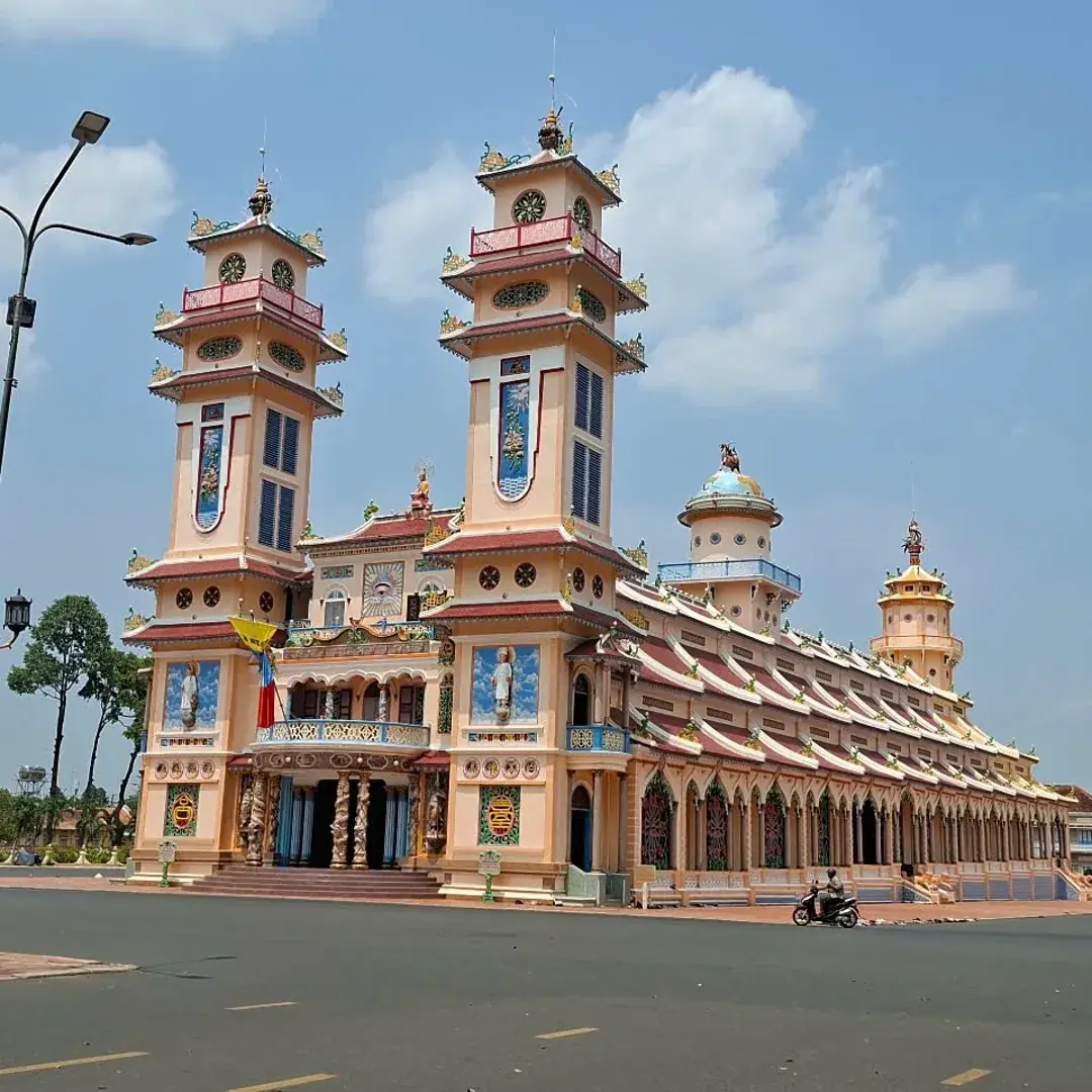 Tòa Thánh Cao Đài Tây Ninh — điểm tham quan tâm linh trên hành trình của Tuấn Phương Car