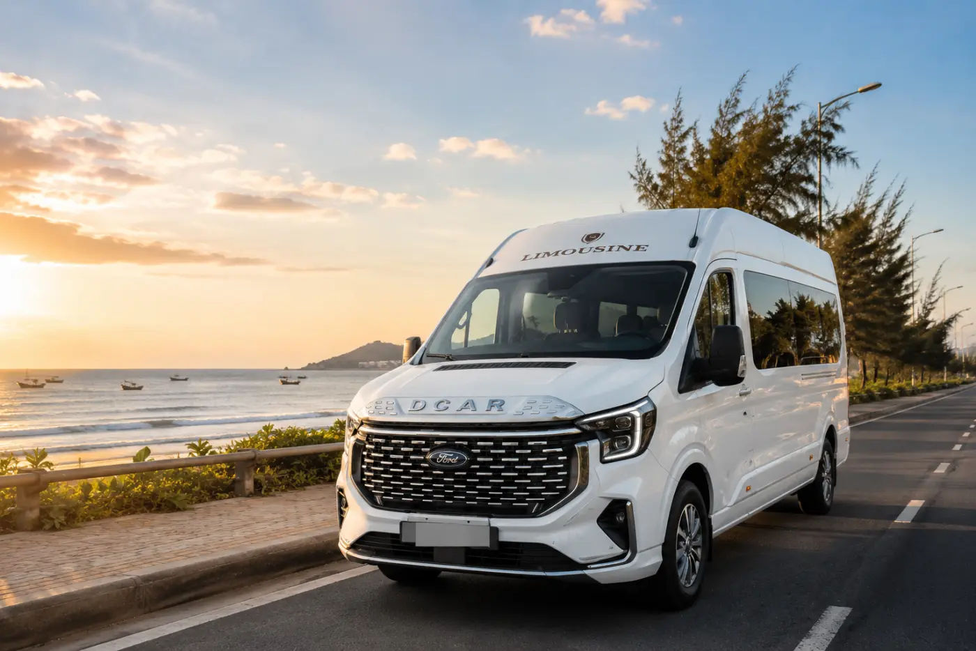Xe Limousine Dcar Ford trắng chạy ven biển