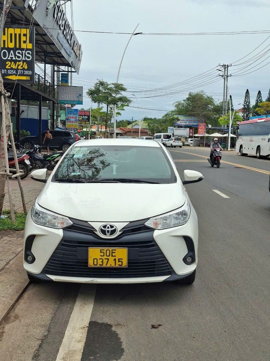 Toyota Vios TUAN PHUONG CAR đậu trước khách sạn tại Hồ Tràm — thuê xe đi Hồ Tràm từ TP.HCM