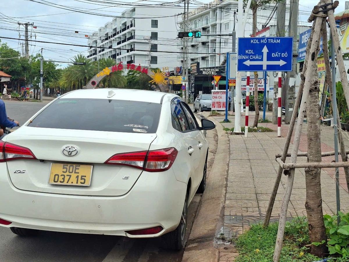 Xe Toyota Vios biển TP.HCM tại ngã ba KDL Hồ Tràm – Bình Châu – Đất Đỏ