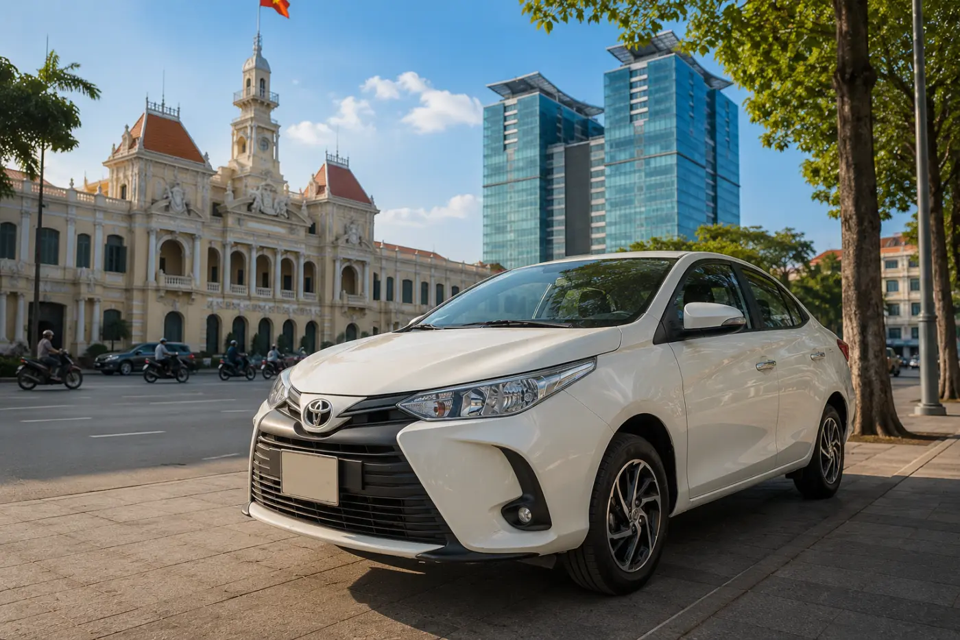 Toyota Vios màu trắng đời mới trước Trụ sở UBND TP.HCM